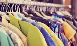 Comment recycler les vieux vêtements trouvés en vide-greniers ou dans les placards de ses parents ?